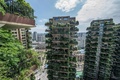 中国四川省成都で、植物に覆われた集合住宅のベランダ（2020年8月3日撮影）。(c)STR / AFP