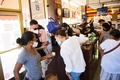米カリフォルニア州ロサンゼルスの飲食店で、客のワクチン接種証明書を確認する従業員（中央、2021年8月7日撮影）。(c)Patrick T. FALLON / AFP