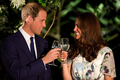 仏セレブ情報誌「クローザー（Closer）」が、英国のキャサリン妃（Catherine, Duchess of Cambridge）のトップレス写真を14日に発売する最新号で掲載すると発表した。前週にウィリアム王子（Prince William）夫妻が休暇でフランスを訪れた際に撮影されたものとみられ、同誌ウェブサイトによれば「ゲストハウスのテラスでトップレスでくつろぐキャサリン妃」が写っている複数枚の写真を掲載するという。

英王室はつい先日、ウィリアム王子の弟のヘンリー王子（Prince Harry）の全裸写真が暴露されるスキャンダルに見舞われたばかり。現在、アジア太平洋諸国を歴訪中のウィリアム王子夫妻は、ただちに「悲しみに包まれている」との声明を発表した。

写真は、シンガポールのエデンホール（Eden Hall）で開かれたエリザベス英女王（Queen Elizabeth II）即位60年を祝う記念レセプションで乾杯するウィリアム王子とキャサリン妃（2012年9月12日撮影）。(c)AFP/Nicolas ASFOURI