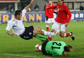 オーストリアのGKアレクサンダー・マニンガー（%%Alexander Manninger%%、右）と接触するイングランドのジョー・コール（%%Joe Cole%%、左）。(c)AFP/JOE KLAMAR