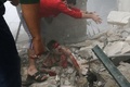 シリア北部アレッポの反体制派支配地域で、空爆の後、倒壊した建物の下敷きになった人を助け出す人々（2016年9月11日撮影）。(c)AFP/AMEER ALHALBI