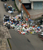 2008年1月10日、イタリア・ナポリ（Naples）近郊のPianuraの路上に放置された未回収ごみ。(c)AFP/MARIO LAPORTA