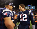 優勝を果たしジュニア・セアウ（%%Junior Seau%%）と握手を交わすペイトリオッツのトム・ブレイディ（右）。(c)AFP/Getty Images/Elsa