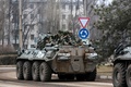 クリミア半島のアルムヤンスクを走るロシア軍の車両（2022年2月25日撮影、資料写真）。(c)STRINGER / AFP 