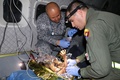 コロンビアのジャングルで見つかった子どもの健康状態を調べる兵士。空軍提供（2023年6月9日撮影・提供）。(c)AFP PHOTO / COLOMBIAN AIR FORCE