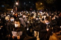 中国・北京で、新疆ウイグル自治区ウルムチでの火災犠牲者を追悼してデモ行進する人々（2022年11月28日撮影）。(c)Noel CELIS / AFP