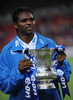 イングランド・FAカップ2007-08（%%FA Cup 2007-08%%）のトロフィーを手に撮影に臨むポーツマスのヌワンコ・カヌ（%%Nwankwo Kanu%%）。（2008年7月27日撮影）(c)AFP