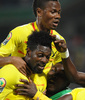 サッカー2013アフリカネイションズカップ（2013 The Africa Cup of Nations）・グループD、トーゴ対アルジェリア。先制点を挙げチームメイトに祝福されるトーゴのエマヌエル・アデバヨール（Emmanuel Adebayor、手前、2013年1月26日撮影）。(c)AFP/ALEXANDER JOE