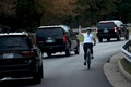 米バージニア州のトランプ・ナショナル・ゴルフクラブ近くでドナルド・トランプ大統領の車列に向かって中指を立てるジュリ・ブリスクマンさん（2017年10月28日撮影）。(c)AFP/Brendan Smialowski