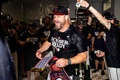 24MLB、クリーブランド・ガーディアンズ対ミネソタ・ツインズ。クラブハウスでプレーオフ進出決定を喜ぶクリーブランド・ガーディアンズのスティーブン・ボート監督（2024年9月19日撮影）。(c)Lauren Leigh Bacho/Getty Images/AFP
