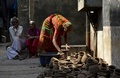 インド・ムンバイのスラム街ダラビで、つぼを作る女性（2019年3月7日撮影）。(c)PUNIT PARANJPE / AFP

