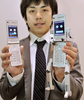 2008年2月28日、都内の東芝（Toshiba）本社で披露されたソフトバンクモバイル（Softbank Mobile）向けロボット型携帯電話「フォンブレイバー815T PB」。(c)AFP/Yoshikazu TSUNO