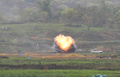 フィリピンの首都マニラ北方での軍事演習で、対戦車ミサイル「ジャベリン」が命中して爆発する標的（2023年4月13日撮影）。(c)Ted ALJIBE/AFP