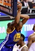 14-15NBAファイナル、クリーブランド・キャバリアーズ対ゴールデンステイト・ウォリアーズ。ダンクシュートを決めるゴールデンステイト・ウォリアーズのアンドレ・イグダーラ（2015年6月16日撮影）。(c)AFP/Getty Images/Jason Miller