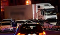 ドイツ・ヘッセン州リンブルクで、信号待ちの車列に盗まれたトラックが突っ込んだ現場（2019年10月7日撮影）。(c)Sascha Ditscher / dpa / AFP