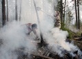 ロシア・シベリア東部イルクーツク地域の森林火災を消し止める消防士ら（2015年8月29日撮影）。(c)DMITRY DMITRIYEV / AFP