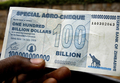市場に流通した1000億ジンバブエ・ドル札（2008年7月22日撮影）。(c)AFP/Desmond Kwande