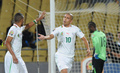 サッカー2013アフリカネイションズカップ（2013 The Africa Cup of Nations）は30日、グループDの2試合が行われ、コートジボワールはアルジェリアと2-2で引き分けた。

後半19分に先制点を挙げ、チームメイトに祝福されるアルジェリアのソフィアン・フェグリ（Sofiane Feghouli、2013年1月30日撮影）。(c)AFP/ALEXANDER JOE