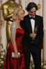 2008年2月24日、米カリフォルニア（California）州ハリウッド（Hollywood）で行われた第80回アカデミー賞（80th Academy Awards）授賞式で主演男優賞を受賞したダニエル・デイ・ルイス（Daniel Day-Lewis、右）とプレゼンターを務めた女優のヘレン・ミレン（Helen Mirren）。(c)AFP/Robyn Beck