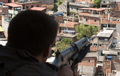 ブラジル・リオデジャネイロ（Rio de Janeiro）北部のスラム街で行われた麻薬組織の制圧作戦で、銃をかまえる軍警察（2010年11月28日撮影）。(c)AFP/Antonio Scorza