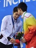 第17回アジア競技大会（17th Asian Games、Asiad）競泳男子200メートル個人メドレー決勝。表彰台で、銅メダリストのワン・シュン（Shun Wang、右）と握手する萩野公介（Kosuke Hagino、2014年9月22日撮影）。(c)AFP/PHILIPPE LOPEZ