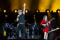 独ニュルンベルクで公演する豪ロックバンド「AC/DC」のボーカル、ブライアン・ジョンソン（左）とギタリストのアンガス・ヤング（2015年5月8日撮影）。(c)AFP/DPA/DANIEL KARMANN