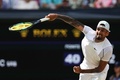 テニス、ウィンブルドン選手権、男子シングルス決勝。サーブを打つニック・キリオス（2022年7月10日撮影）。(c)Adrian DENNIS / AFP