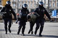 ロシア・モスクワ中心部で、拘束されるウクライナ侵攻に抗議するデモの参加者（2022年3月13日撮影）。(c)AFP