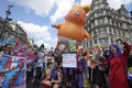 昨年の英首都ロンドンで、訪英中のドナルド・トランプ米大統領に抗議するデモに参加した人たちと、トランプ大統領をおむつを着けた赤ちゃんに見立てた巨大バルーン（2018年7月13日撮影、資料写真）。(c)Niklas HALLEN / AFP