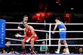 パリ五輪、ボクシング女子66キロ級2回戦。試合を後にするアルジェリアのイマン・ヘリフ（左）とイタリアのアンジェラ・カリニ（2024年8月1日撮影）。(c)MOHD RASFAN / AFP