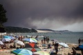 フランス南西部の浜辺から見える山火事の煙（2022年6月13日撮影）。(c)Thibaud MORITZ / AFP