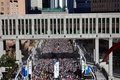 スタートを切る東京マラソンのランナー（2022年3月6日撮影）。(c)BEHROUZ MEHRI/ POOL / AFP