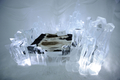 スウェーデン北部ユッカスヤルビ（Jukkasjaervi）の「アイスホテル（Icehotel）」の客室（2009年1月8日撮影）。(c)AFP/OLIVIER MORIN