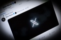 ツイッターの新しい「X」のロゴ（2023年7月24日撮影）。(c)ALAIN JOCARD / AFP
