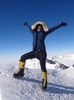 サウジアラビア女性として初めて世界最高峰エベレスト（Everest、8848メートル）の登頂に成功したばかりのラハ・ムハラク（Raha Moharrak）さん（25）が26日夜、アラブ首長国連邦（UAE）のシャルジャ国際空港（Sharjah International Airport）に到着し、UAEのサウジ大使館員らの出迎えを受けた。

サウジアラビア女性に着用が義務付けられている黒いアバヤで全身を覆ったムハラクさんは、「（エベレスト登頂に成功したサウジ女性は）私が最初だけど、私が最後であってほしくない。これをきっかけに（サウジ）女性にも様々なことに挑戦してほしい」とAFPの取材に語った。

写真はエベレスト山頂で、登頂に成功し喜ぶムハラクさん（2013年5月18日撮影）。(c)AFP/HO/RAHA MOHARRAK ALBUM