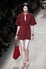 フランス・パリ市内で発表された「ヴァレンティノ（VALENTINO）」14年春夏コレクション（2013年10月1日撮影）。(c)AFP/PATRICK KOVARIK