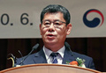 韓国・ソウルの政府施設で行われた離任式でスピーチを行う金錬鉄統一相（2020年6月19日撮影）。(c)YONHAP / AFP