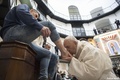 伊ローマの刑務所で行われたイースター（復活祭）前の「聖木曜日」に行われる儀式「洗足式」で、受刑者の足に口づけをするローマ・カトリック教会のフランシスコ法王（2018年3月29日公開）。(c)AFP/VATICAN MEDIA