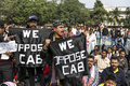 インド北東部グワハティで行われた市民権改正法案（CAB）への抗議デモで、スローガンを叫ぶ参加者（2019年12月13日撮影）。(c)Sajjad  HUSSAIN / AFP