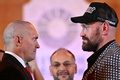 ボクシング、WBA・WBC・WBO世界ヘビー級タイトルマッチへ向けた会見に臨むオレクサンドル・ウシク（左）とタイソン・フューリー（2024年10月23日撮影）。(c)JUSTIN TALLIS / AFP