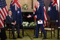 東京都内の首相官邸でアンソニー・アルバニージー豪首相に握手を求めるジョー・バイデン米大統領（2022年5月24日撮影）。(c)AFP
