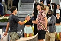 テニス、マドリード・オープン、男子シングルス2回戦。試合を終え、握手を交わすステファノス・チチパス（右）とドミニク・ティエム（2023年4月29日撮影）。(c)JAVIER SORIANO / AFP
