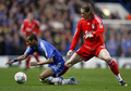 リバプールのフェルナンド・トーレス（%%Fernando Torres%%）との競り合いで体勢を崩すチェルシーのアシュリー・コール（%%Ashley Cole%%）。（2008年4月30日撮影）(c)AFP/ADRIAN DENNIS