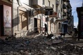 ウクライナ東部ドネツク州バフムートで、商店に入る住民（2022年12月2日撮影）。(c)ANATOLII STEPANOV / AFP