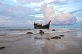 インドネシア・アチェ州の浜辺に到着したロヒンギャ難民の船（2023年12月10日撮影、資料写真）。(c)CHAIDEER MAHYUDDIN / AFP