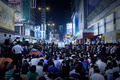 香港（Hong Kong）の旺角（Mongkok）地区で、学生側と香港政府側の対話の生中継を視聴する民主派デモの参加者ら（2014年10月21日撮影）。(c)AFP/Philippe Lopez