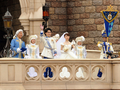 千葉県浦安市の東京ディズニーランド（Tokyo Disneyland）で28日、会社員の安孫子高行（Takayuki Abiko）さんと加越真由美（Mayumi Kagoshi）さんの結婚式が行われた。一般カップルがディズニーランドで挙式するのは開園以来、初めて（2012年9月28日撮影）。(c)AFP/Yoshikazu TSUNO