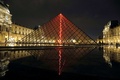 パリ（Paris）のルーブル（Louvre）美術館にあるガラスのピラミッドに設置された、赤いネオンライトを使ったクロード・レベック（Claude Leveque）氏による作品（2014年4月2日撮影）。(c)AFP/FRANCOIS GUILLOT