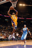 デンバー・ナゲッツ戦でダンクシュートに跳ぶロサンゼルス・レイカーズのコービー・ブライアント（%%Kobe Bryant%%、中央）。（2008年11月21日撮影）(c)AFP/Getty Images/NBAE/Noah Graham