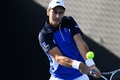 全豪オープンテニス、男子シングルス1回戦。リターンを狙うエリオット・ベンシェトリ（2020年1月21日撮影）。(c)Greg Wood / AFP